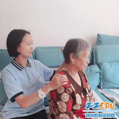 我给老人梳梳头