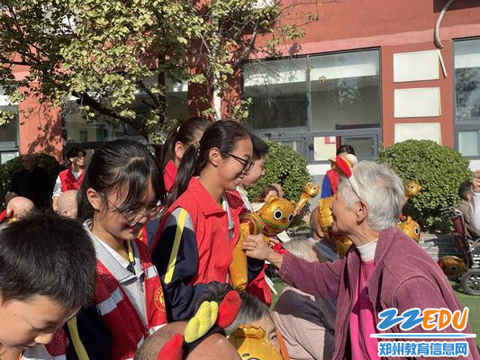 学生和老人互动聊天