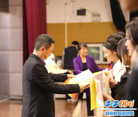 10、学校副校长陈晓云、工会主席石爱霞为23级获奖同学颁奖