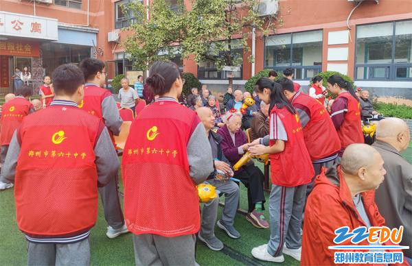 学生志愿者为老人们送信 学生志愿者为老人们送信