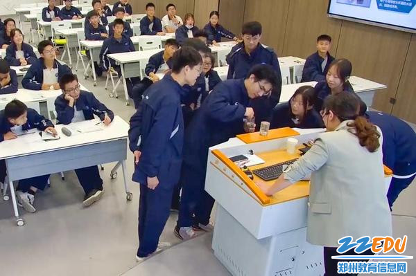 4.同学们做“杯水容针”实验 4.同学们做“杯水容针”实验