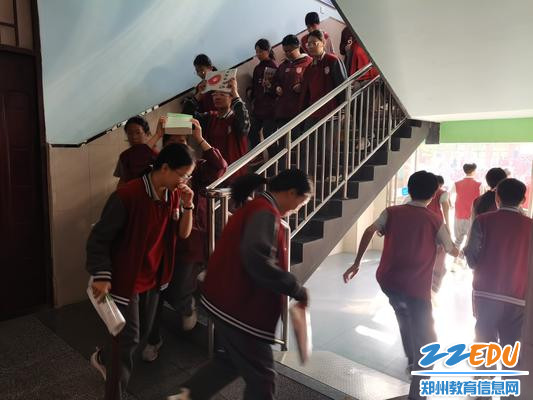 学生有序逃离 学生有序逃离