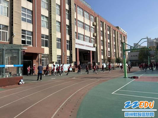 学生向指定路线逃离 学生向指定路线逃离