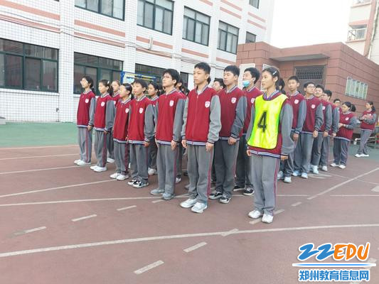 学生整体排列等待入场 学生整体排列等待入场