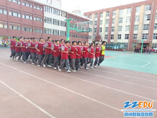 学生迈着整体划一的步伐 学生迈着整体划一的步伐