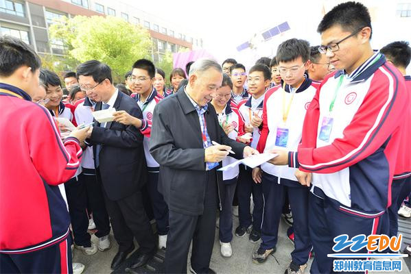 郑州市实验高中学子“追星”签名