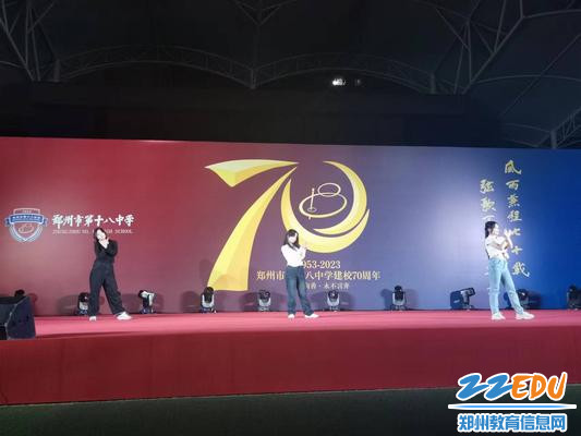 高二（6）班吴琨瑶、杨佳仪等人表演《青春告急》