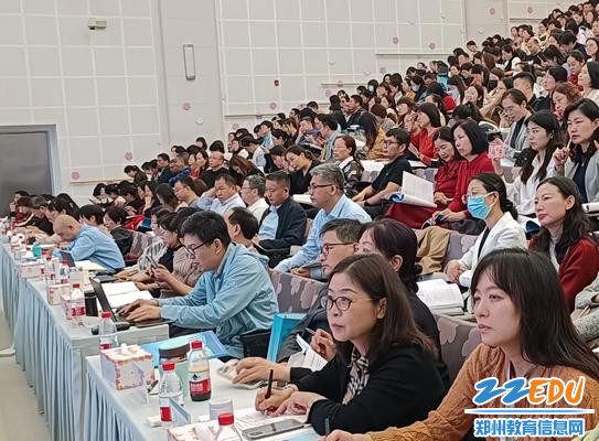5郑州市小学语文学科教师代表认真观摩此次课堂教学展示活动