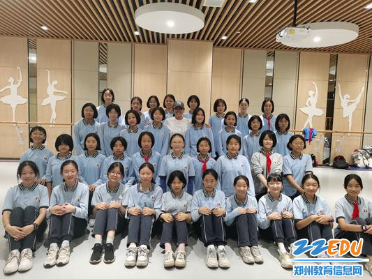 郑州八中啦啦操社团成员合影 郑州八中啦啦操社团成员合影