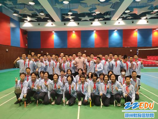 郑州八中羽毛球社团成员合影 郑州八中羽毛球社团成员合影