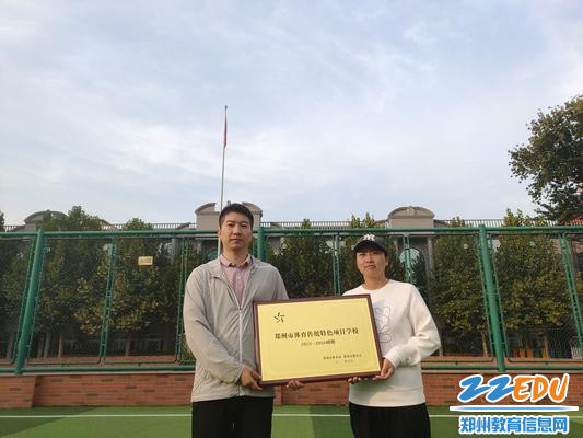 左:羽毛球教练员孟祥艺 右:啦啦操教练员毛慧敏 左:羽毛球教练员孟祥艺 右:啦啦操教练员毛慧敏