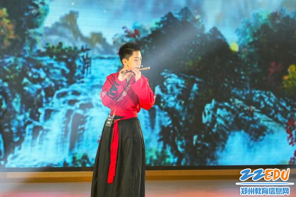 郑州市第四十四初级中学“红太阳器乐社团”带来的民族器乐合奏《骁》