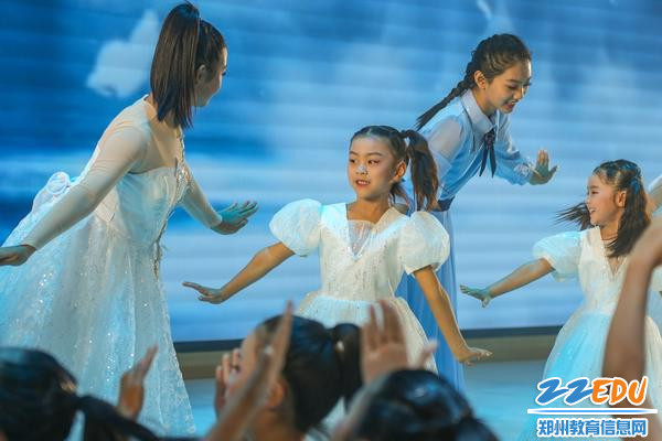 郑州市第四十四初级中学学子和教师子弟带来舞蹈《薪火相传·守初心》