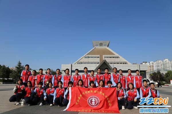 博物院门口社会实践集体照 博物院门口社会实践集体照