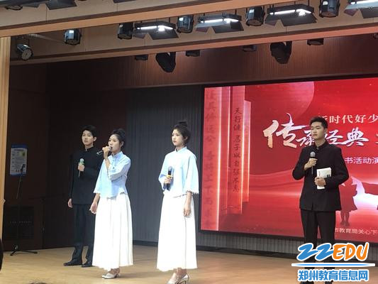 同学们慷慨激昂地朗诵 同学们慷慨激昂地朗诵