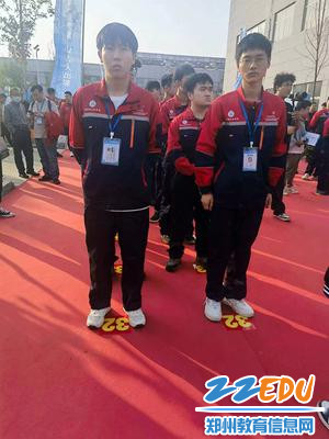 郑州市国防科技学校李琪伟、裴锎塬两名同学赛前检录