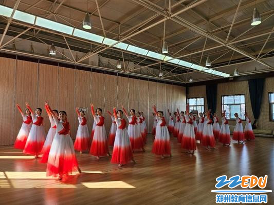 郑州市第五十七中学原野舞蹈团演绎的舞蹈《领航》拉开活动帷幕