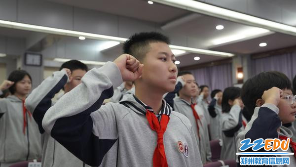 新会员面向会旗宣誓 新会员面向会旗宣誓