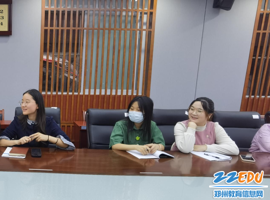 青年教师认真聆听 青年教师认真聆听