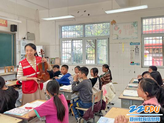 8音乐教师为新密市超化镇新庄小学学生学生送音乐课