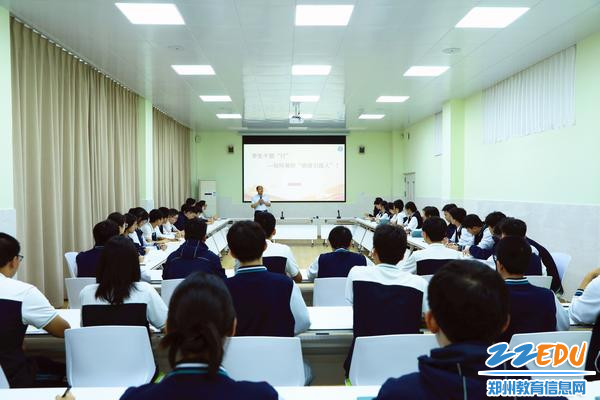 郑州市第十二中学校长孟天义为学生讲授思政课
