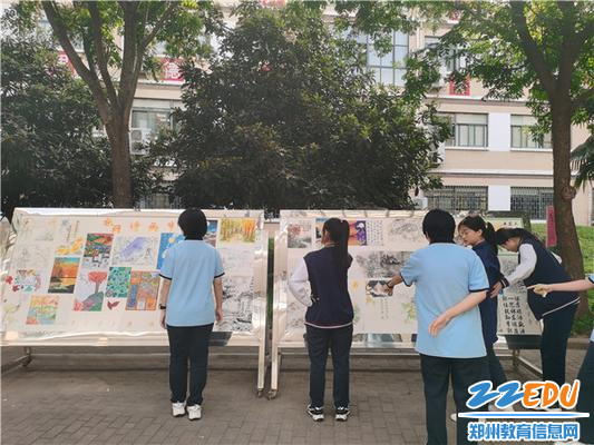 4同学们驻足观看展板 4同学们驻足观看展板