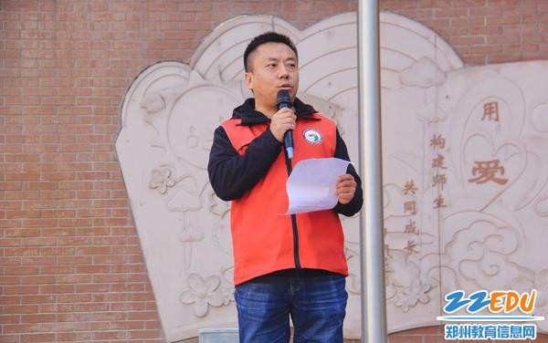 9郑州七初东校区党支部书记楚东升对本次演练进行点评