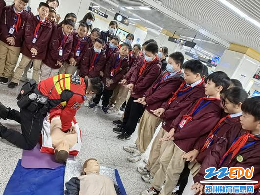 学生跟着红十字会工作人员学习急救手势_副本
