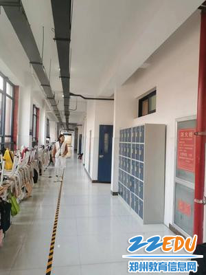 高一年级家长在走廊巡视 高一年级家长在走廊巡视