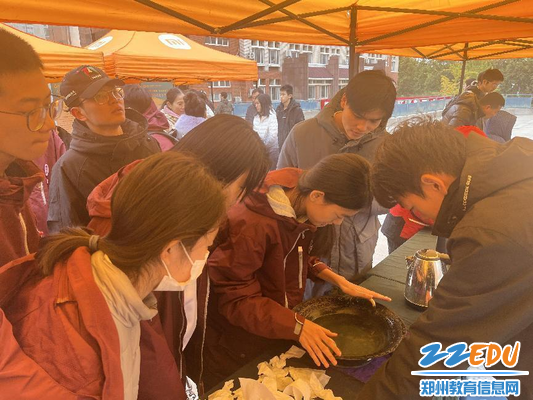 参观郑州大学科普作品实物展览 参观郑州大学科普作品实物展览