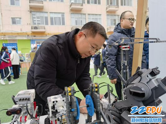 老师们布展 老师们布展