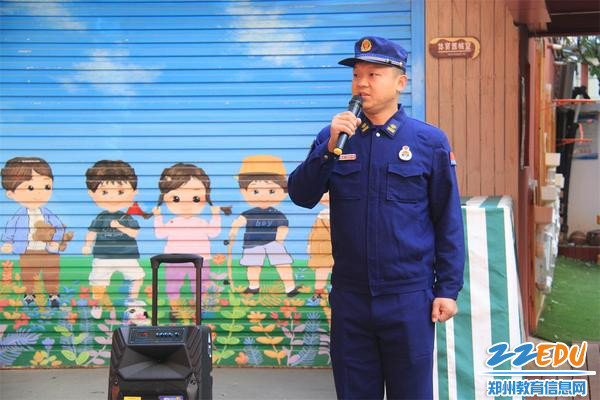 4郑州市中原区消防救援大队友爱路站左可松班长为孩子们讲解消防安全知识