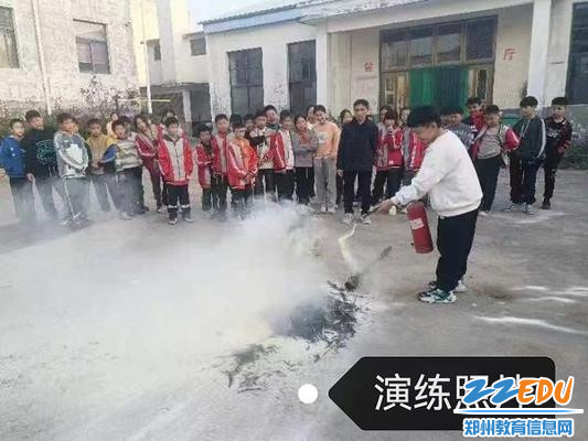 登封市东华镇第二小学：学生使用灭火器成功灭火