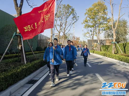师生们一路上精神抖擞,情绪高昂 师生们一路上精神抖擞,情绪高昂