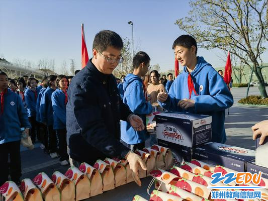 校领导为师生发放能量补给包 校领导为师生发放能量补给包