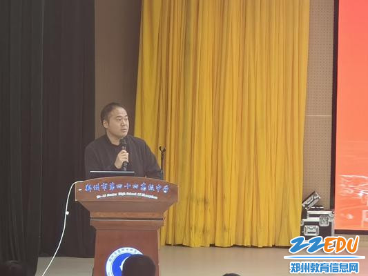 高二年级主任师小强为家长做指导 高二年级主任师小强为家长做指导