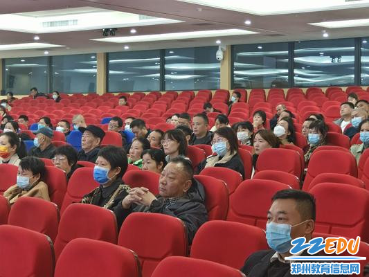 认真聆听的家长们 认真聆听的家长们