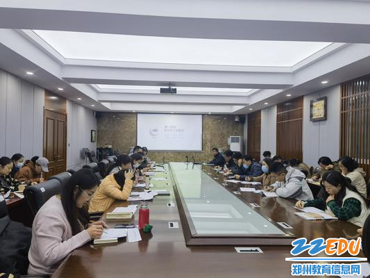 八年级全体老师们在认真聆听、记笔记 八年级全体老师们在认真聆听、记笔记