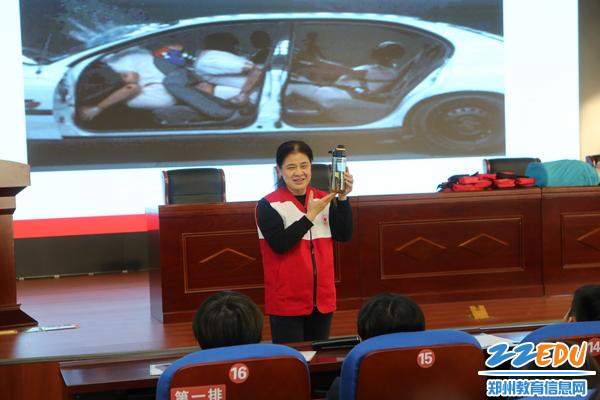 2郑州市红十字应急救护培训中心主任郑建梅讲解红十字应急救护的基本原则