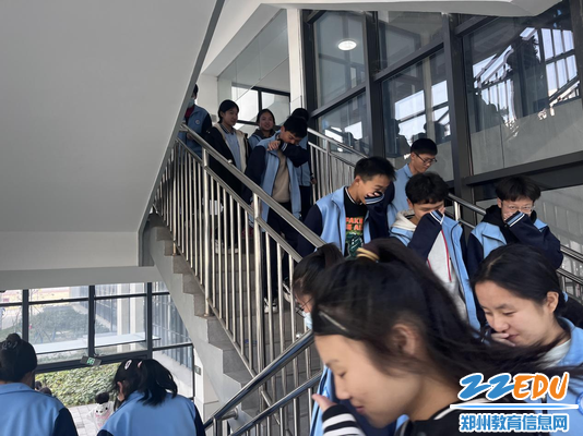 紧张有序 紧张有序