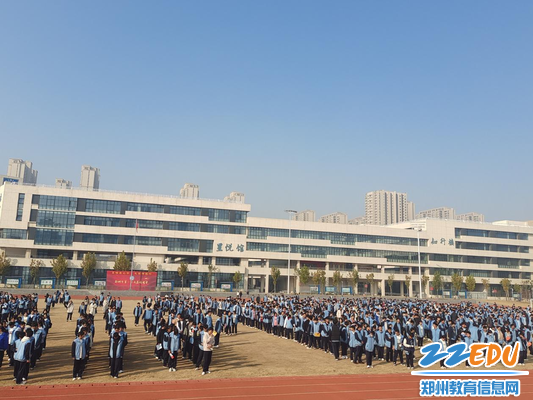 学生撤离至操场集合 学生撤离至操场集合