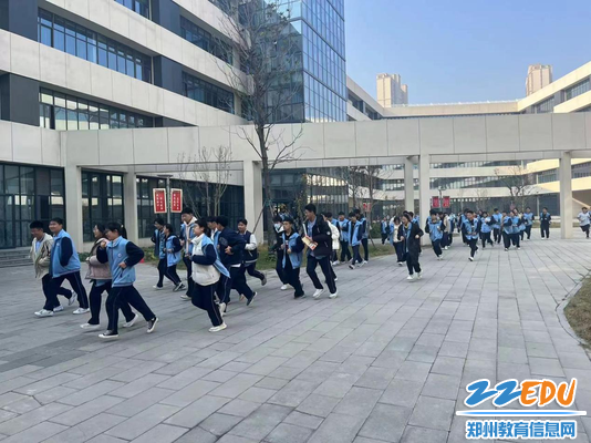 学生迅速、有序疏散 学生迅速、有序疏散