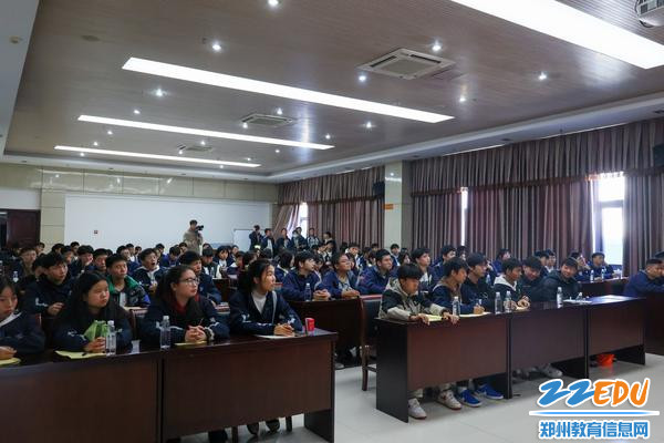 4全体师生认真听讲 4全体师生认真听讲