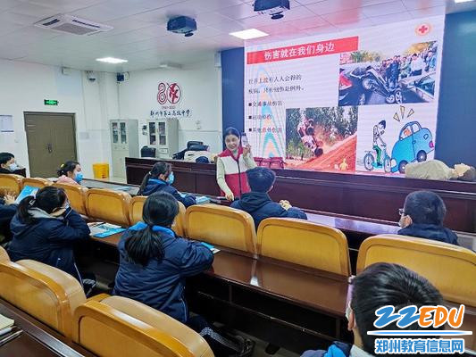 河南省红十字会应急救护专家丁利娟到校开展急救知识技能培训