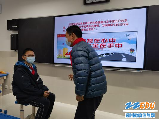 在表演中强化文明交通意识 在表演中强化文明交通意识