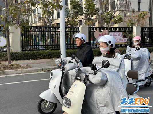 老师们以身示范“一盔一带” - 副本 老师们以身示范“一盔一带” - 副本