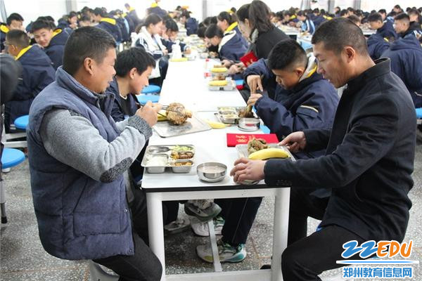 家长体验学生餐