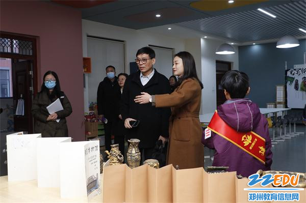 The research team of the Ministry of Education went to Zhongyuan District to carry out special research on science education.