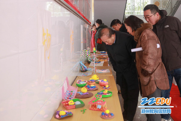 曾昭传在教学楼观看学生手工制作的生物模型展示
