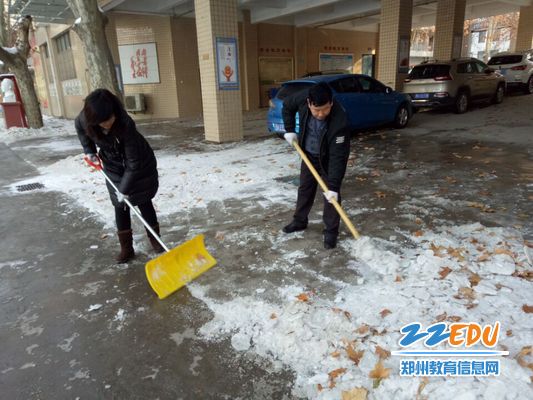 [39中] 党员除雪患 悉心护校园